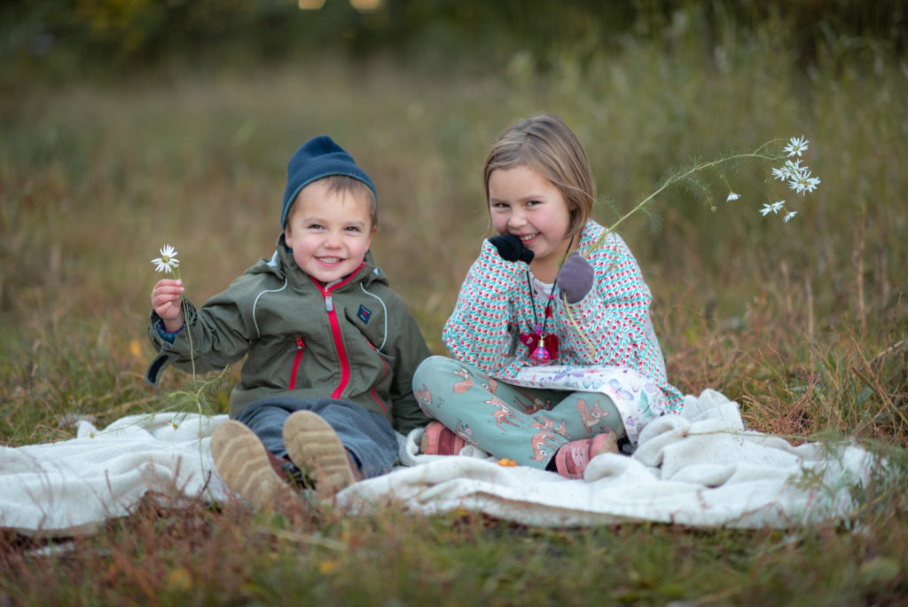 Fotografi av glada barn med blommor