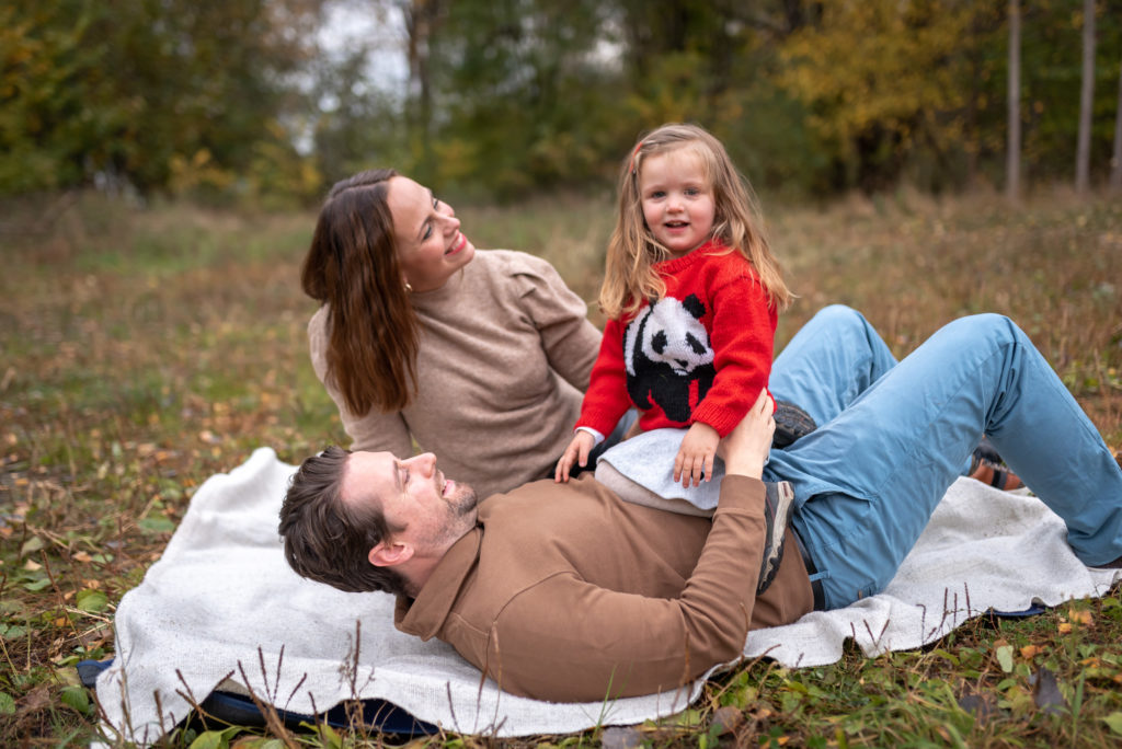 Fotografi av familj i naturmiljö